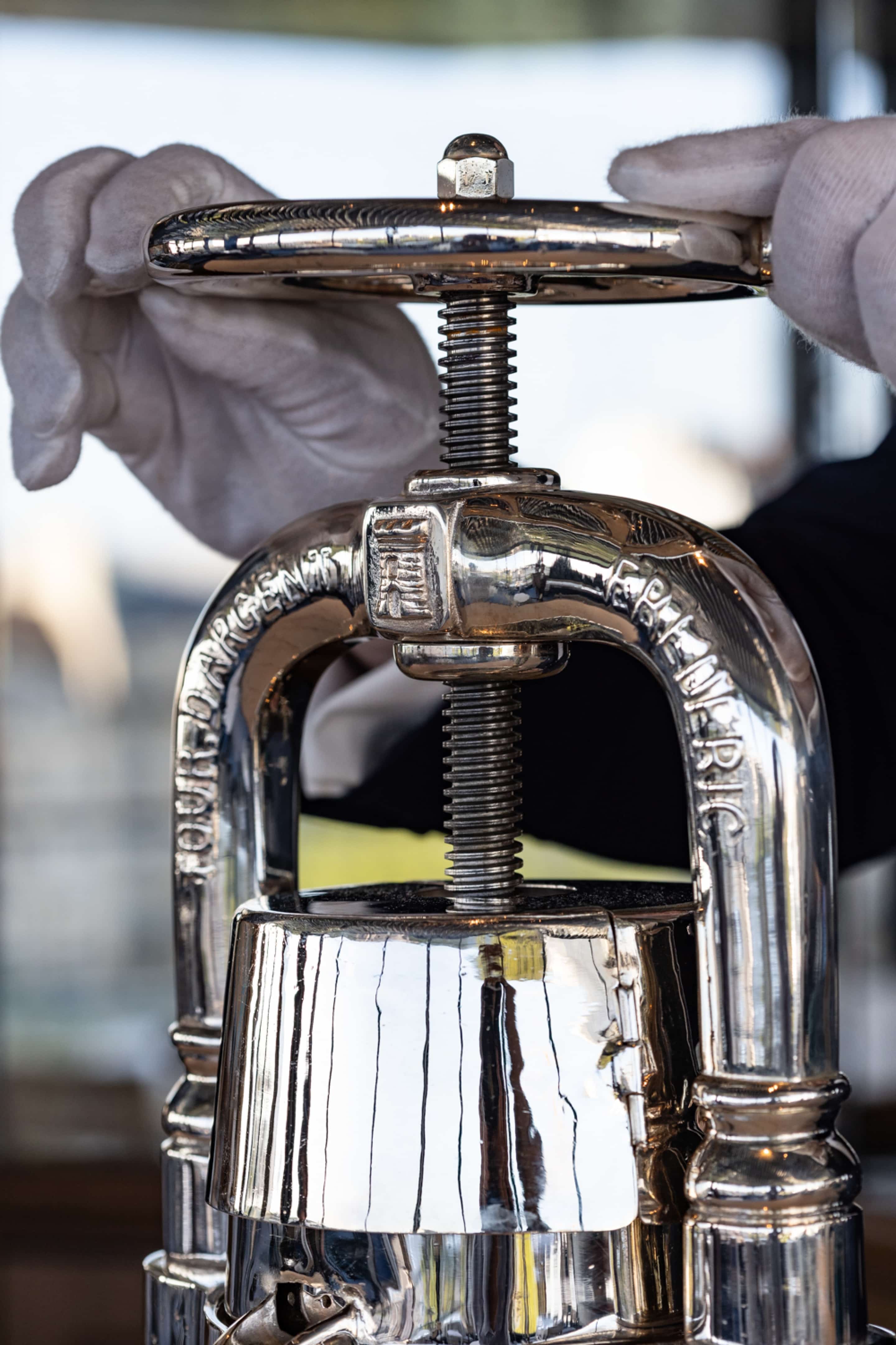 Presse à canard en argent