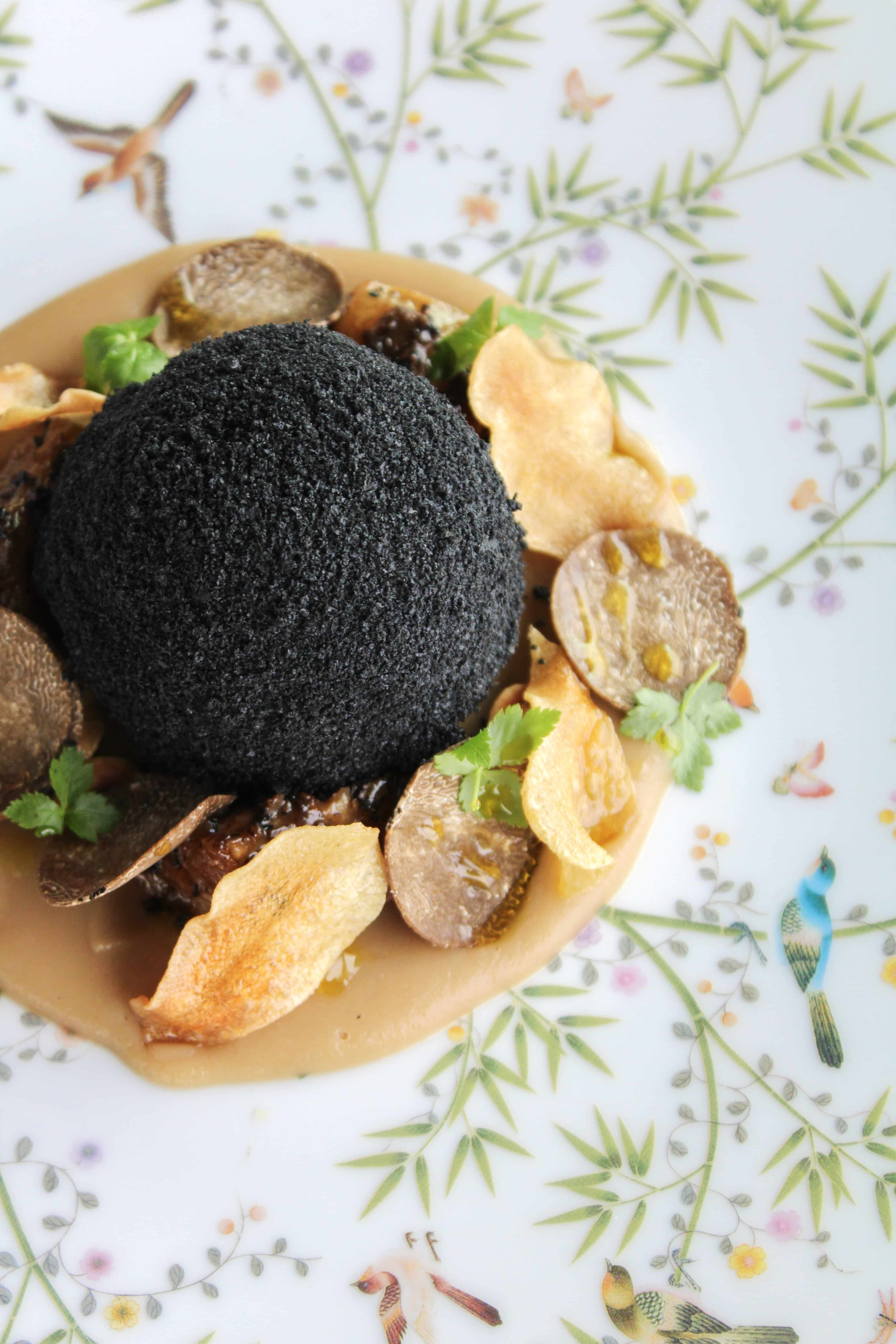 Mystère de l'œuf, en neige, chapelure de brioche toastée, velours de truffe d'hiver
