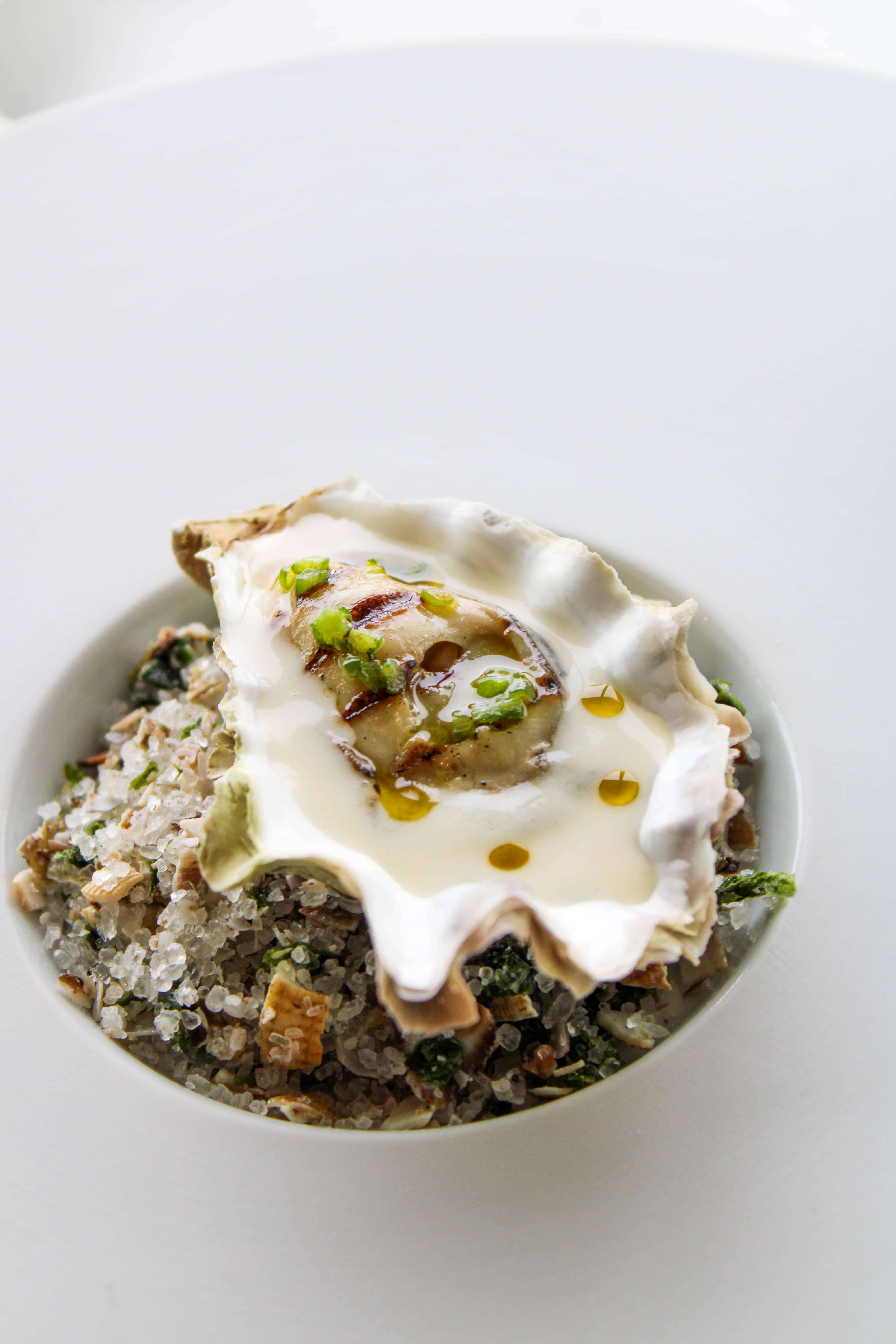 Huitre chaude à la brolatti,, grillée & glacée d'une sauce soyeuse au Viognier